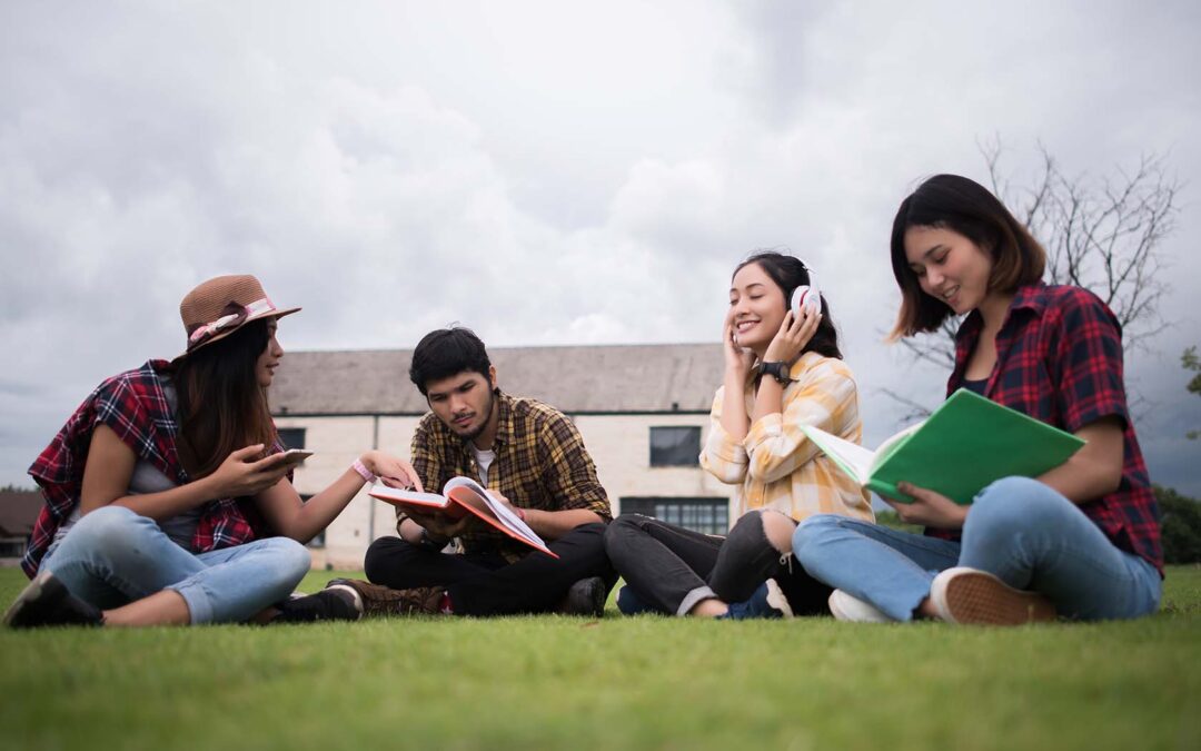 Kuliah di Universitas vs. LPK: Mana yang Lebih Baik?