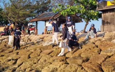 Wujudkan Kampus Peduli Lingkungan, Mahasiswa Baru Gelar Aksi Susur Pantai Mertasari dan Edukasi Pilah Sampah