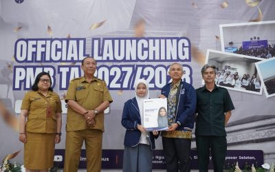 BIM University Launching PMB 2027/2028, Pendaftar Pertama Terima Jas Almamater dan KTM